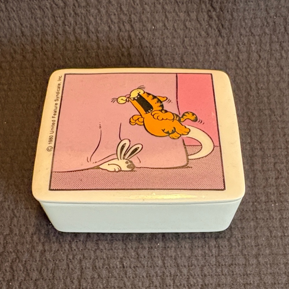 Garfield Cartoon Ceramic Trinket Box - Pink Top from 1980!